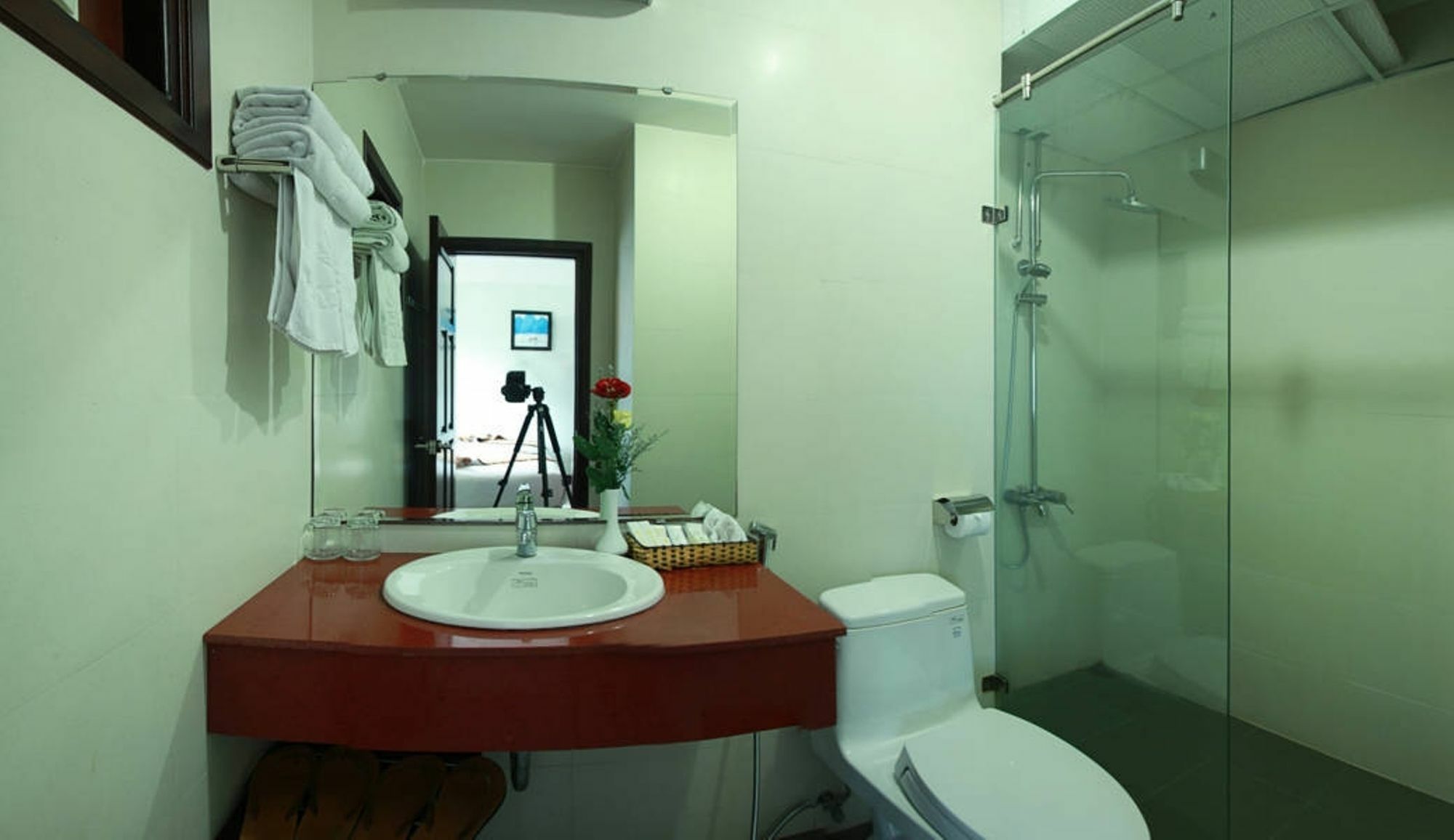 Nhat Linh & Hotel 3*